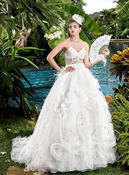 A Line Sweetheart Chapel Train Organza Wedding Dress