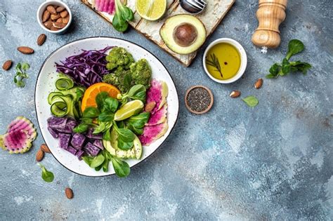 Bol De Bouddha Avec Salade Végétalienne De Légumes Verts Avec Patates