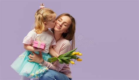 ¡tarjeta De 8 Marchas La Pequeña Hija Besa Y Abraza A Su Madre Con