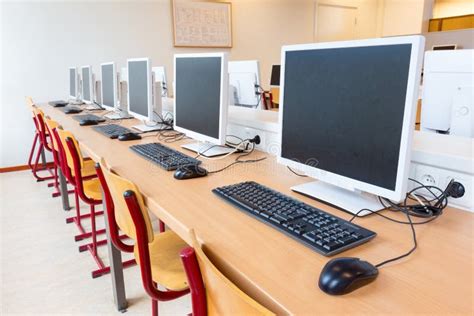 Computers In Klaslokaal Op Middelbare School Stock Foto Image Of