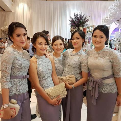 Rekomendasi baju muslim seragam keluarga, intip yuk! 19 Seragam Bridesmaids Terbaik yang Bisa Ditiru, Elegan Banget! | Pengiring pengantin, Gaun ...