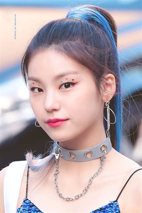 She was born in seoul and raised in jeonju. Pin by Chou Tzuyu on Hwang Yeji | Itzy, Girl bands ...