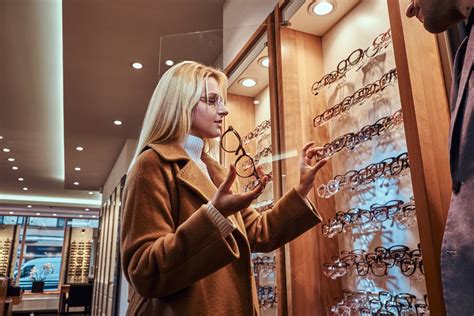 5 Benefits Of An Eyeglasses Store When Needing New Glasses