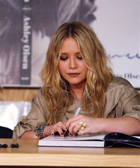 47 Left Handed Celebrities That Will Make You Wish You Were A Lefty