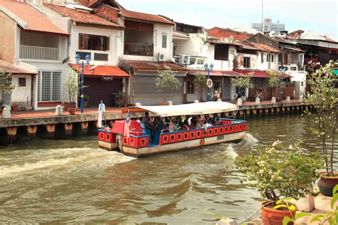 Tips jangan duduk didepan sekali kalau tak nak dihujani dengan percikan air yang barbau harum. Melaka River, Malacca - 2020 (Photos & Reviews)