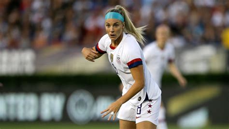 Julie Ertz Wins U S Soccer S Female Athlete Award Plays To Glorify Him
