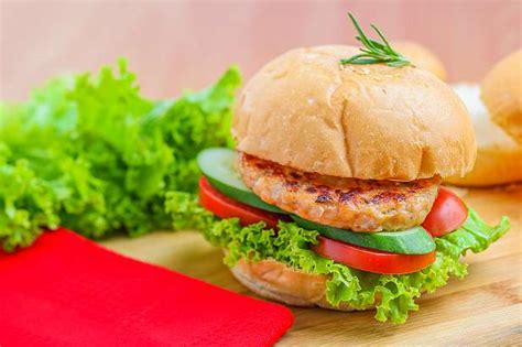 Resep sehat sosis ayam rumahan. Burger Ayam Bumbu Pedas | Resep dari Dapur KOBE