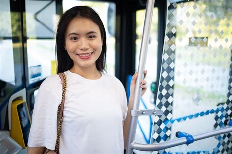 Mulher Asiática Pega Carona Em ônibus De Transporte Público Ou Bonde Foto Premium