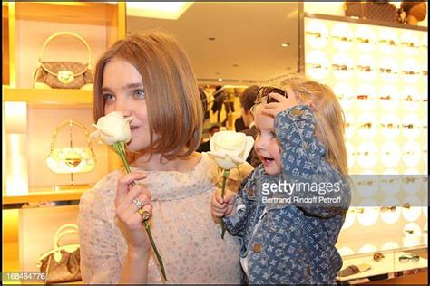 Natalia Vodianova And Daughter Foto E Immagini Stock Getty Images