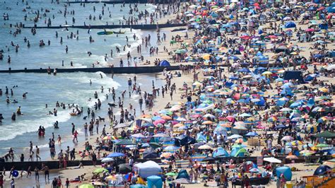 Coronavirus In Uk Heat Wave Draws Out Crowds The New York Times