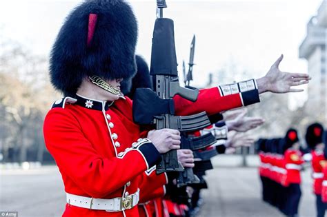 Queens Guard Battle Winter Wearing Their Summer Uniforms Daily Mail