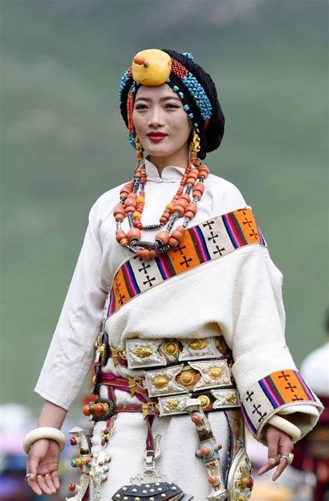 보석으로 만든 화려한 장신구를 한 티베트 전통의상 Fashion Traditional Outfits Tibetan