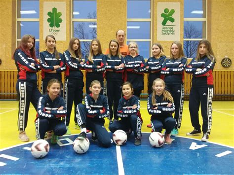 Lietuvos mokyklų žaidynėse merginų futbolo komandos nesėkmė Kuršėnų