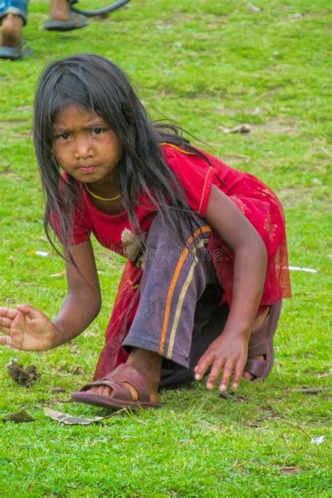 Armes Kleines Mädchen Des Nepali Das In Einem Dorf In Der Schmutzigen