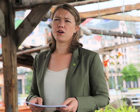 Une aina bastholm (born 14 january 1986) is a norwegian politician for the green party. Une Aina Bastholm, MDG | Une Bastholm ber folk være ...