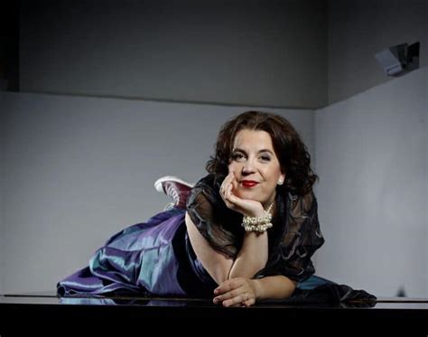Johanna francisca maria (francis) van broekhuizen (den haag, 28 juni 1975) is een nederlandse operazangeres en comédienne. Reisopera stelt grote producties uit | Place de l'Opera