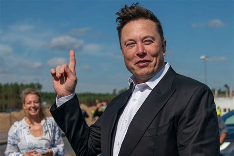 Elon musk's story is a lesson in how a few simple principles, applied relentlessly, can his brother kimball musk, who is 15 months younger than elon, had just graduated from queen's university with. Elon Musk wysadził ze złotego tronu Billa Gatesa - NCZAS.COM
