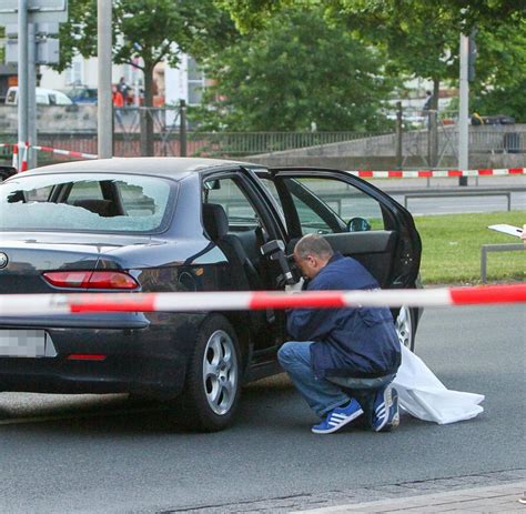 Nach polizeiangaben hatte ein unbekannter gegen 7.20 uhr in einer kneipe eine waffe gezogen und auf. Hannover: Wilde Schießerei vor Diskothek endet tödlich - WELT