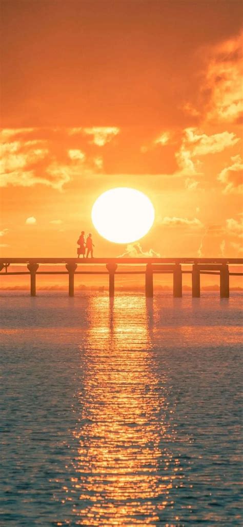 夕阳落在海面上的浪漫温柔风景桌面壁纸图片 配图网
