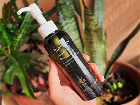 Innisfree Olive Real Cleansing Oil Review - Deck and Dine