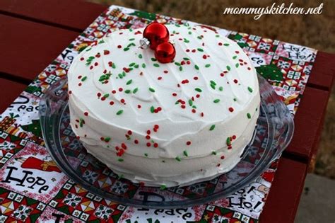 Den er bare så god , her er det bare å la seg fristes…… her ser du innsiden og effekten når du dynker en kake med gele…. Mommy's Kitchen - Recipes from my Texas Kitchen : Vintage Christmas Jell-O Poke Cake