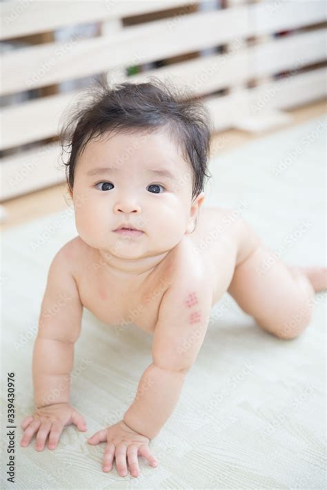 裸の赤ちゃん Stock Photo Adobe Stock
