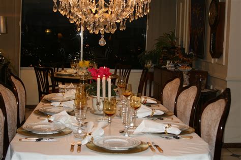 From gold decorations to tasteful centerpieces, it'll be an unforgettable holiday dinner. FABBY'S LIVING: FABBY: Table Settings for a Dinner Party