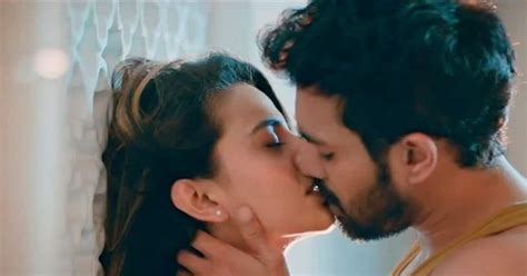 Akshara Singh Sexy Video Bhojpuri Actress Kissing Scene With Karan Khanna In Kitne Jhoothe