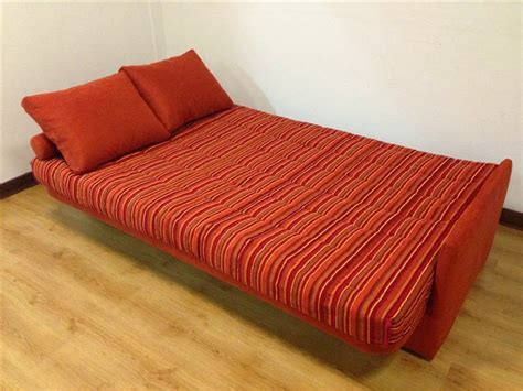 Da chiuso, il divano è un comodo tre posti, misura 183 x 88 x 82 cm e ha una seduta da 50 cm. VAMA Divani Blog: Califfa: originalissimo divano letto "a ...