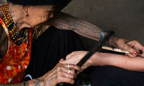 每年吸引成千上萬的「紋身遊客」湧入菲律賓村莊：107歲的紋身藝術家——whang Od Every Little D