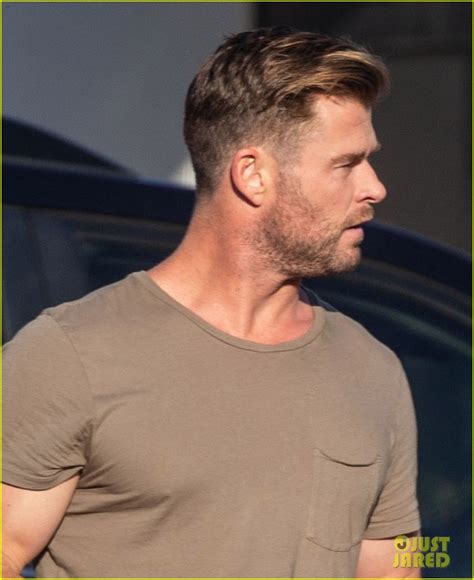 Full Sized Photo Of Chris Hemsworth Bulging Muscles 02 Photo 4473128