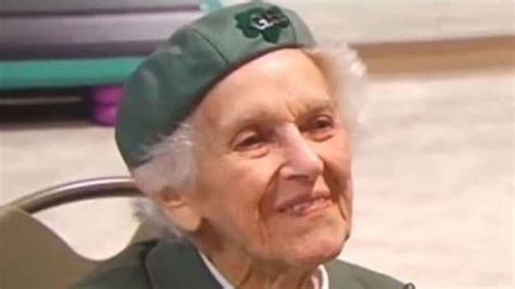 98 year old has been selling girl scout cookies since 1932 with no signs of