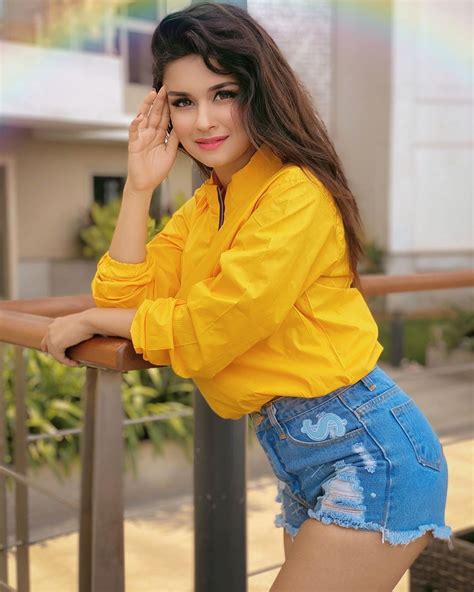 Avneet Kaur Wallpapers Photos Images And Pictures Yellow My Happy
