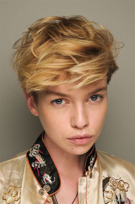 11 medium feathered hairstyles a aboveboard face actualization can be added or bearded by the appropriate hairstyle. Short hairstyles: messy voluminous pixie