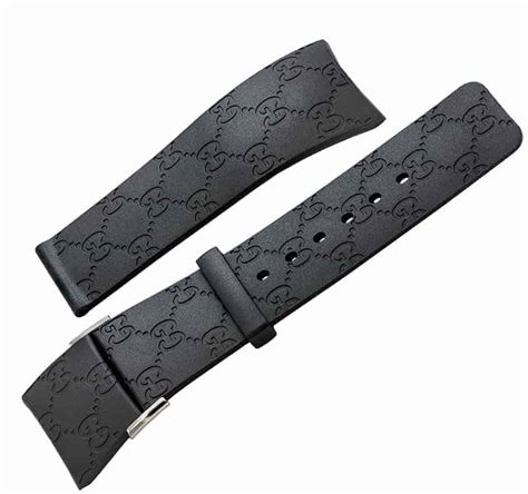 I Gucci 114 Black Rubber Strap With Embedded Logo For The 44mm Gucci
