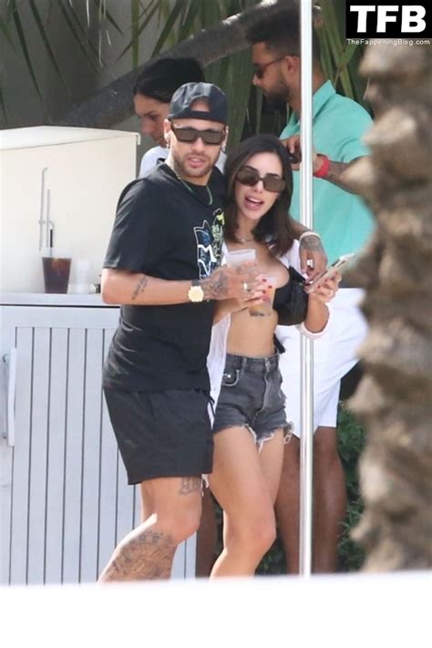 Bruna Marquezine Neymar Jr Have A Moment At The Fontaneabluea Resort In Miami Beach