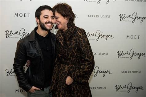 Na verdade, tudo não passa de uma brincadeira, uma forma que o comunicador encontrou para destacar aquela que tem sido a sua grande companhia durante os dias. Rui Maria Pêgo mostra foto inédita do casamento da irmã ...