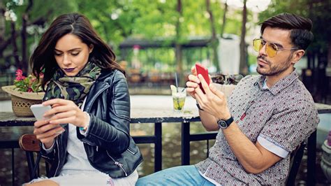 How To Stop Your Smartphone Addiction Ruining Your Adult Relationships 9honey