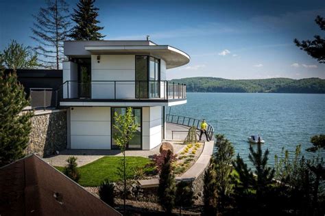 #lonerganbuilders #deck #deckdesign #composite #exteriordesign #exterior #home #house #realestate #outdoors #outside #timbertech #carpentry #carpenter #carpenterlife #carpentryskills #wearehammr #tools #toolsofthetrade #spring This House with Observation Deck is a Dream for Lake Lovers