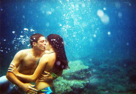 Under The Water Kiss We Heart It Love Kiss And Underwater Araujo