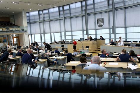 Die größte stadt ist halle mit rund 237.000 einwohnern, die. Landtagswahl 2021 in Sachsen-Anhalt könnte als reine ...
