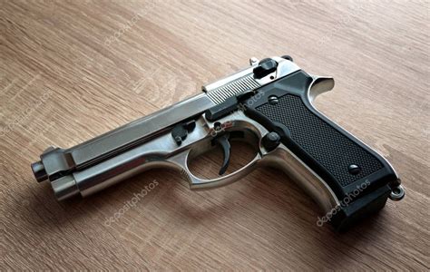 Imágenes Pistolas Descargar Pistola En La Mesa — Foto De Stock