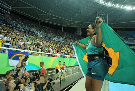 Porta Bandeira E Campeã Na Rio 2016 Shirlene Coelho Se Aposenta Com Ouro