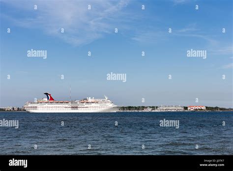 Charleston Sc March 29 2017 Cruise Ship Leaving Historic