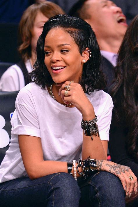 Rihanna Looks Rihanna Sidecut Feminino Rihanna