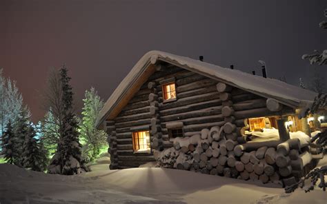 Cabane De Lemn La Munte ~ Peisaje De Iarna