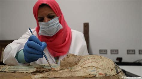egypt puts restoration of king tut′s golden coffin on display news dw 04 08 2019