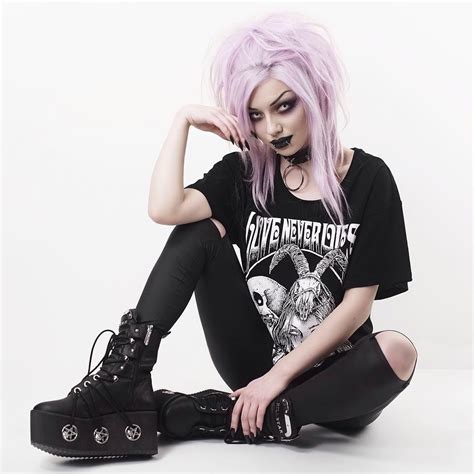 Love Never Dies Relaxed Top In 2020 Hot Goth Girls Killstar Clothing Goth Model