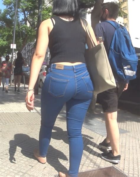 Bonita Morena Caminando Con Pantalon Apretado Mujeres Bellas En La Calle