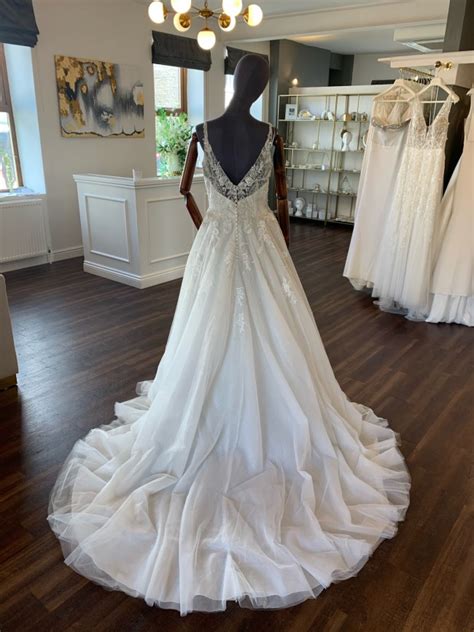 Find the perfect wedding dress for your big day. Pronovias Juliet Sample Wedding Dress Save 60% - Stillwhite